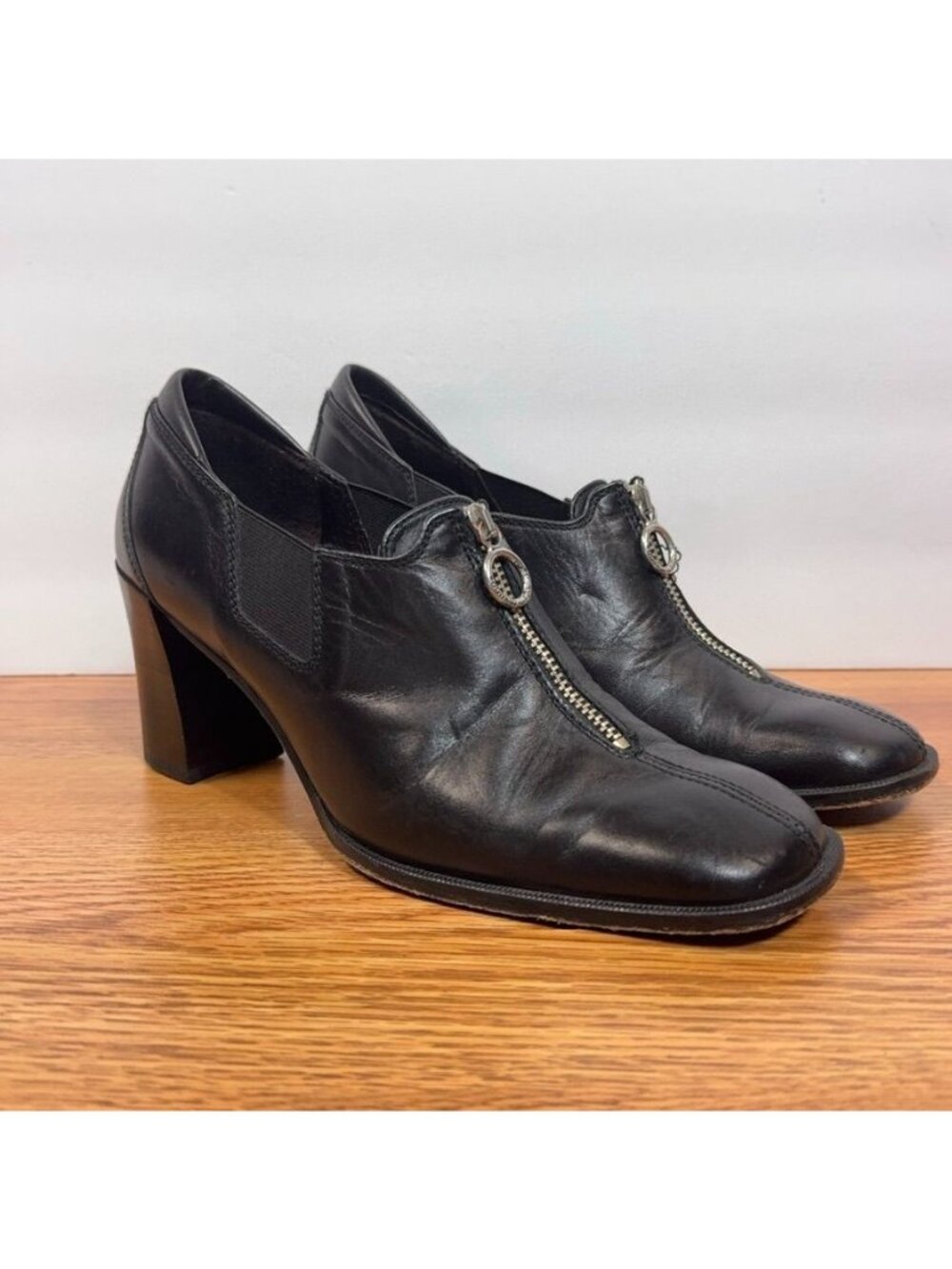 Donald J Pliner Black Leather Front Zip Loafers IRMA Ring Pull Shoes Womens 6